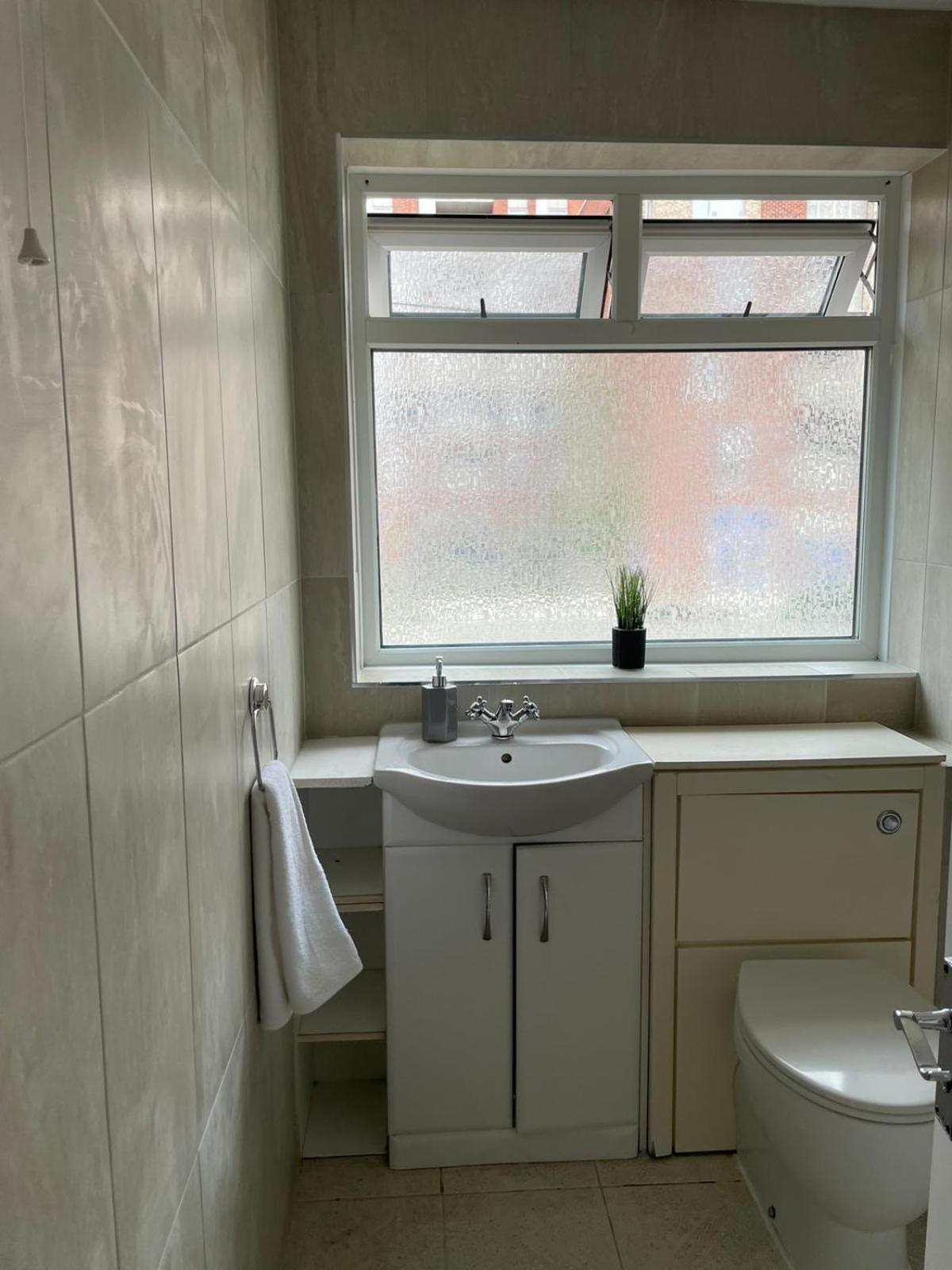 Lovely Spacious 3 Bedroom House With Sofa Bed, 30 Minutes From Holiday home